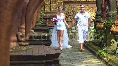 新婚夫妇漫步巴厘岛风情公园